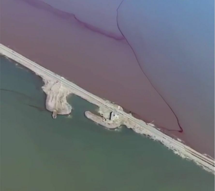 پل غیر اصولی در دریای ارومیه