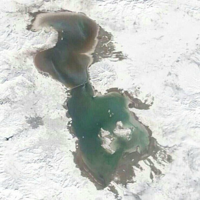 عکس هوایی جالب از دریاچه ارومیه که همه اطراف آن با برف پوشیده شده است. 
